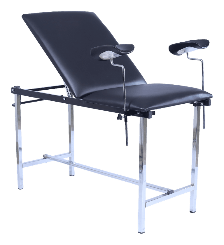 Table gynécologique manuelle, châssis chromé et étriers, détourage sur fond transparent — MLC-02