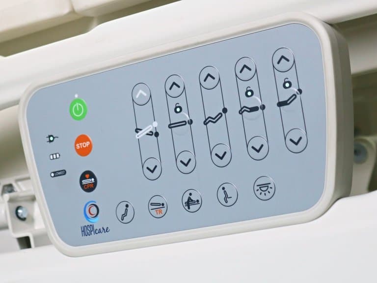 لوحة تحكم الممرض على الحاجز الجانبي لسرير سانترون برو مع مفتاحي CPR وإيقاف وشعار هوسبي كير، لقطة مقرّبة
