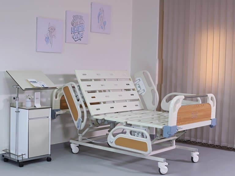 Lit bariatrique PRIME care à trois fonctions dans une chambre de patient — MLP-11