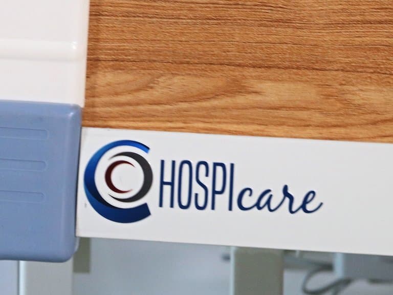 شعار هوسبي كير على لوح القدمين بتشطيب خشبي لسرير الأوزان الثقيلة PRIME care، لقطة مقرّبة — MLP-11
