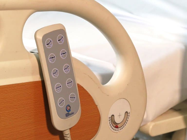 وحدة التحكم اليدوية على الحاجز الجانبي لسرير الأوزان الثقيلة PRIME care مع مؤشر زاوية مسند الظهر، لقطة مقرّبة — MLP-11