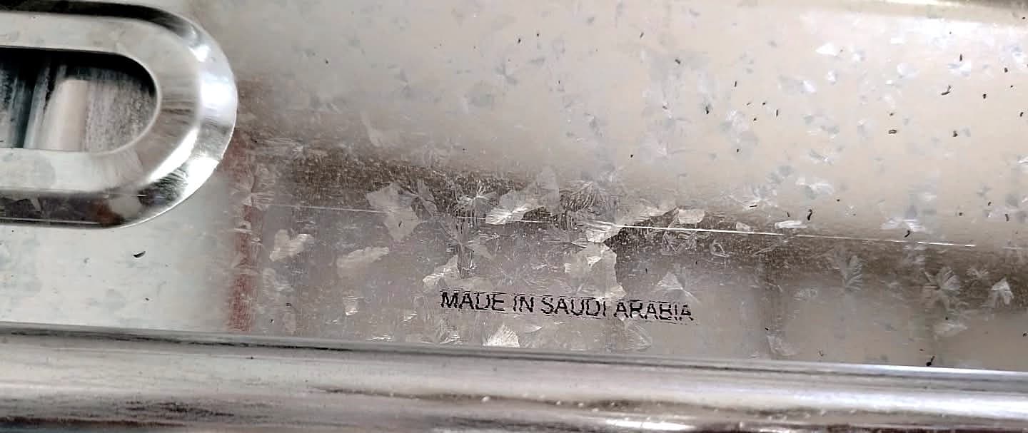 « MADE IN SAUDI ARABIA » imprimé sur un profilé en acier de lit d'hôpital à l'usine Medica-Lab de Médine